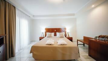 Suite – executive, massasjebadekar, sjøutsikt | Minibar, safe på rommet, skrivebord og skrivebord for bærbar PC