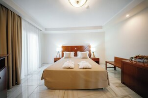 Suite ejecutiva, bañera de hidromasaje, vistas al mar | Minibar, caja fuerte, escritorio y espacio para trabajar con un portátil