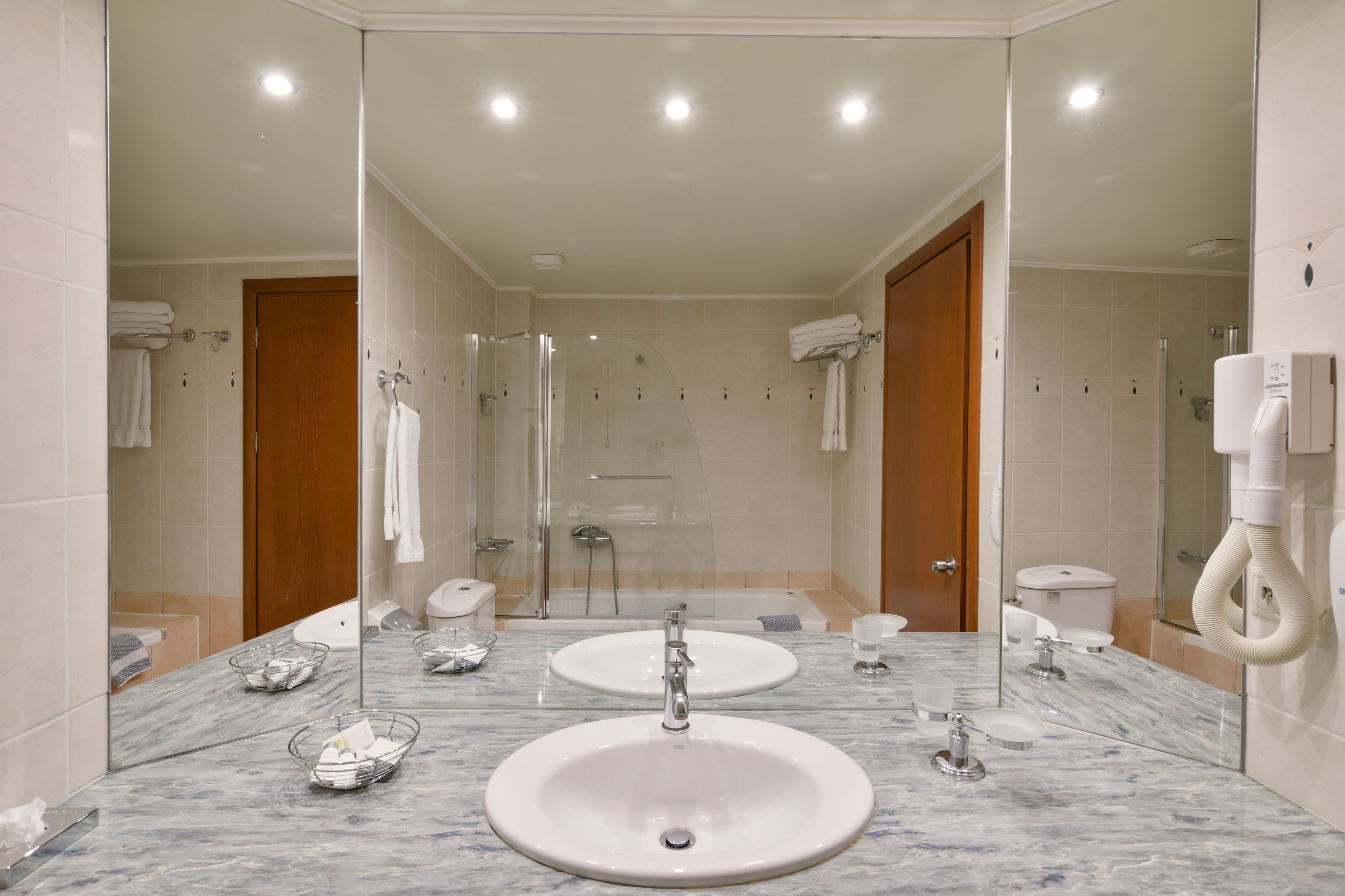 bathtub, jetted bath, free toiletries, hair dryer