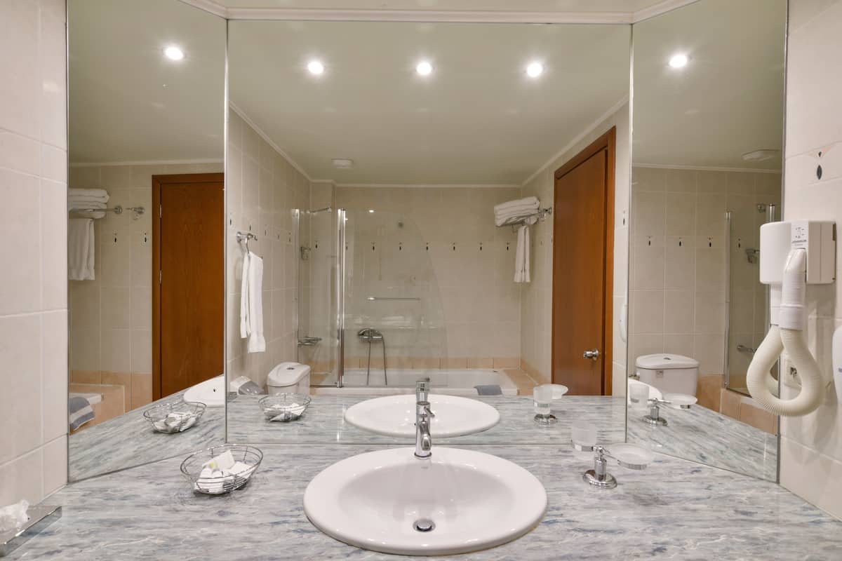 bathtub, jetted bath, free toiletries, hair dryer