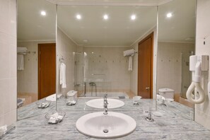 Bathtub, jetted bath, free toiletries, hair dryer - Nefeli Hotel (Alexandroupoli)