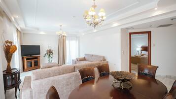 Executive Suite, Jetted Tub, Sea View | 1 bedroom, minibar, in-room safe, desk