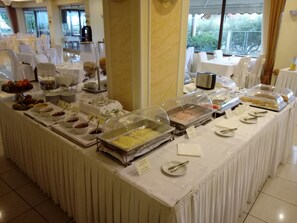 Free daily buffet breakfast 