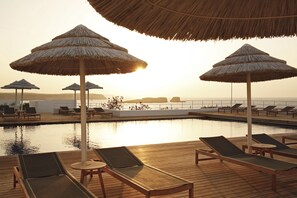 Indoor pool, outdoor pool, pool umbrellas, sun loungers - Memmo Baleeira - Design Hotels (Vila do Bispo)