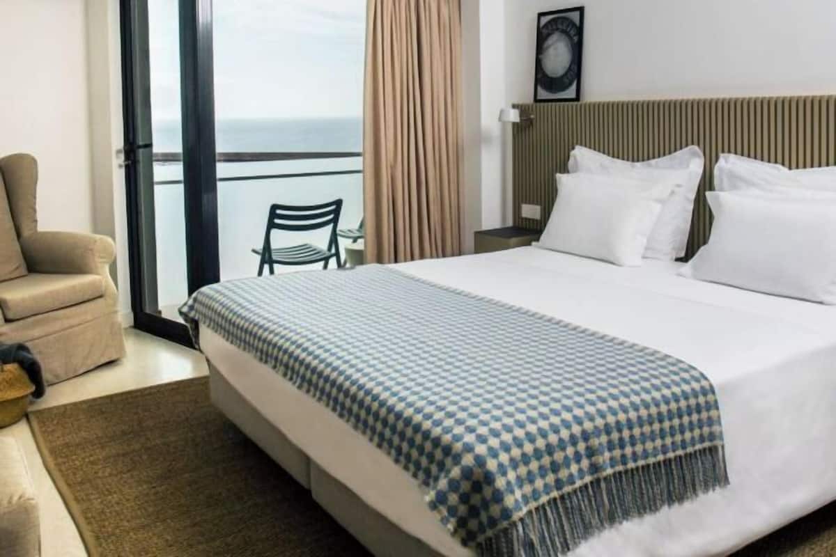 Egyptian cotton sheets, premium bedding, minibar, in-room safe