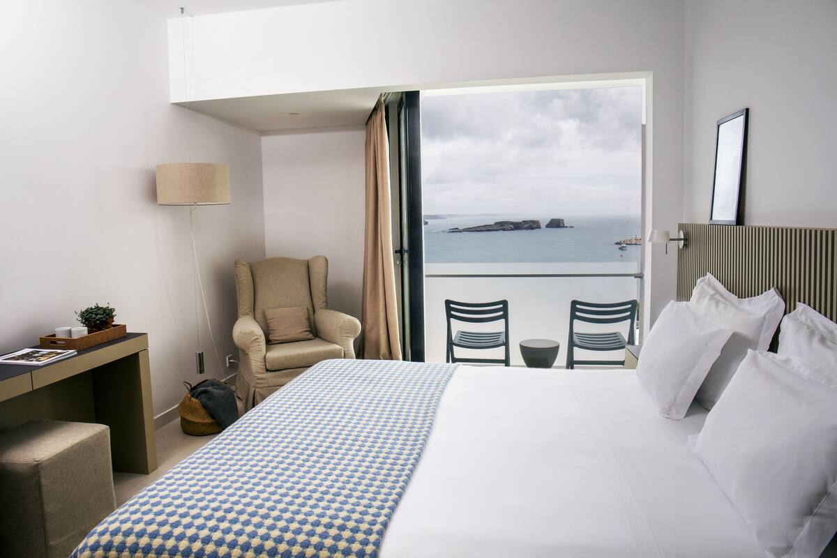 egyptian cotton sheets, premium bedding, minibar, in-room safe