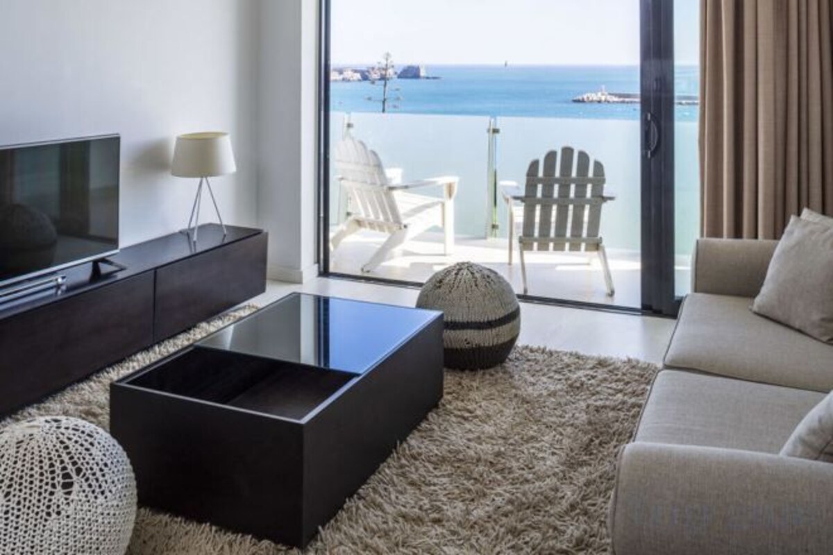 Memmo Two Bedroom Suite with Frontal Sea View