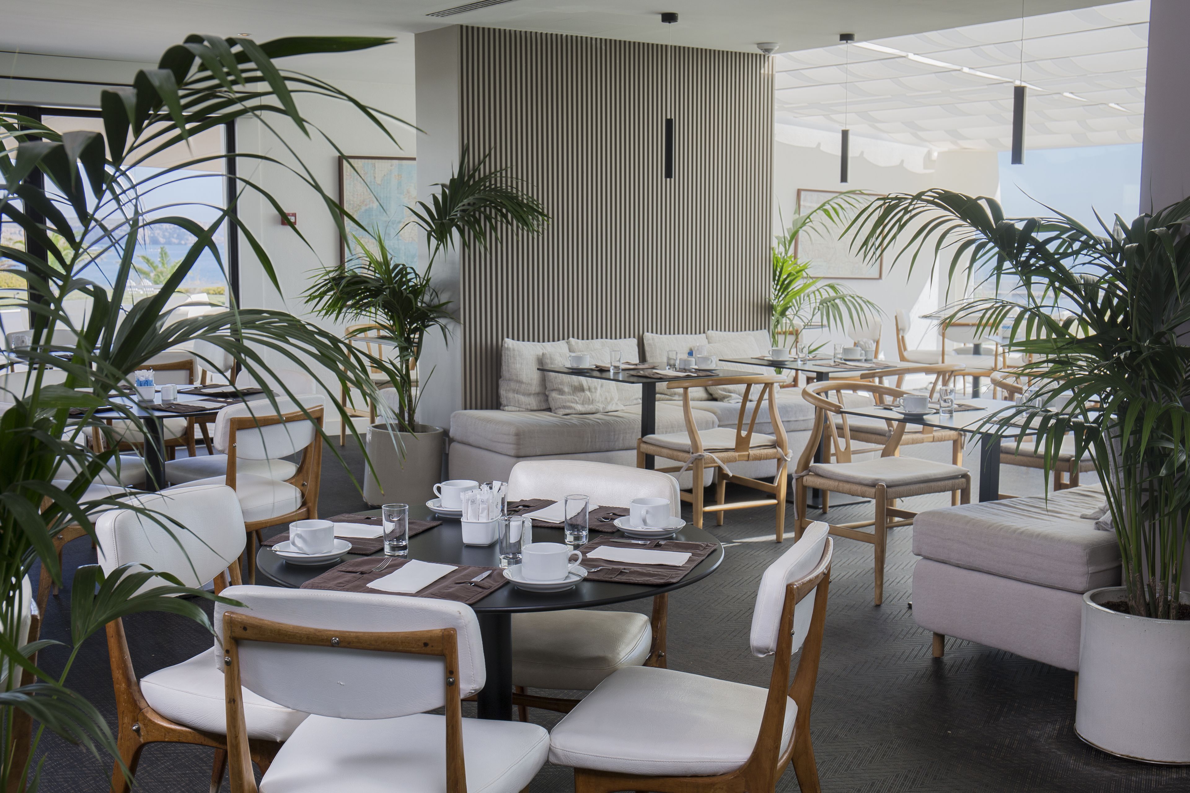 2 restaurants, dinner served, international cuisine