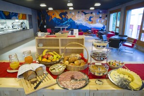 Desayuno buffet (CHF 19.00 por persona)