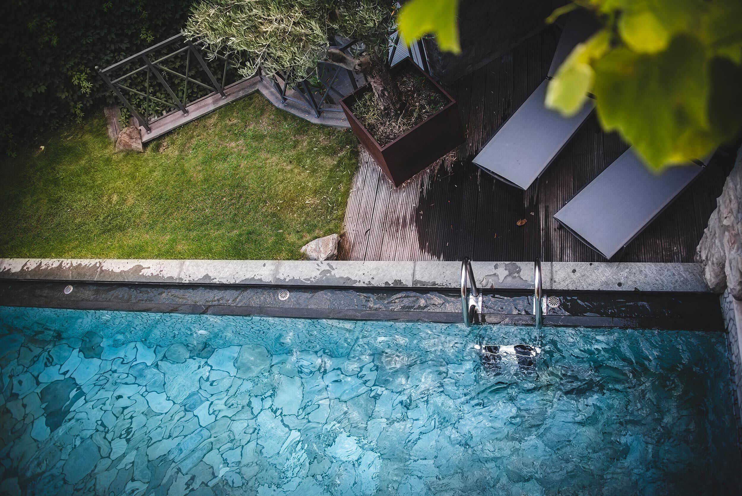 Innenpool, Außenpool, Sonnenschirme, Liegestühle