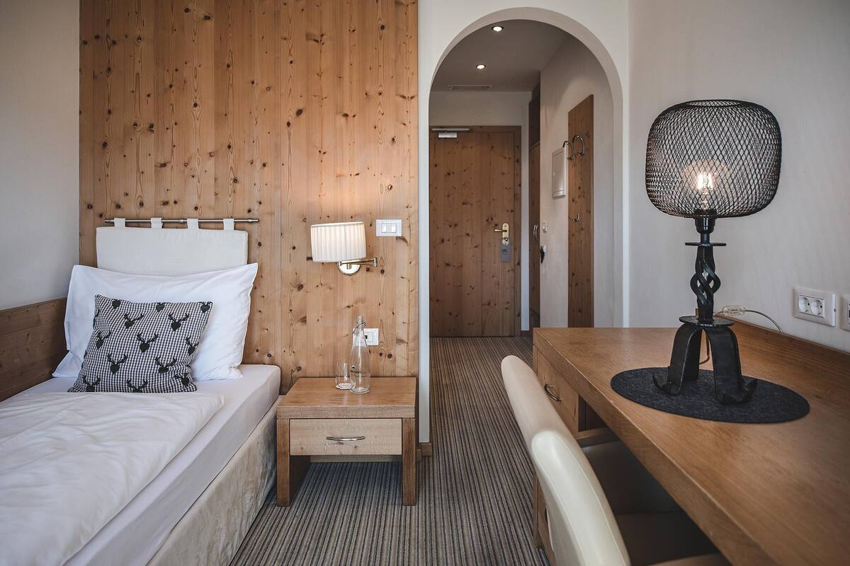 Quarto solteiro standard, para não fumantes | Roupas de cama premium, frigobar, cofres nos quartos, cortinas blackout