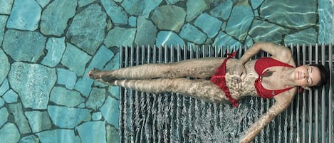 Piscine couverte, piscine extérieure, parasols de plage, chaises longues