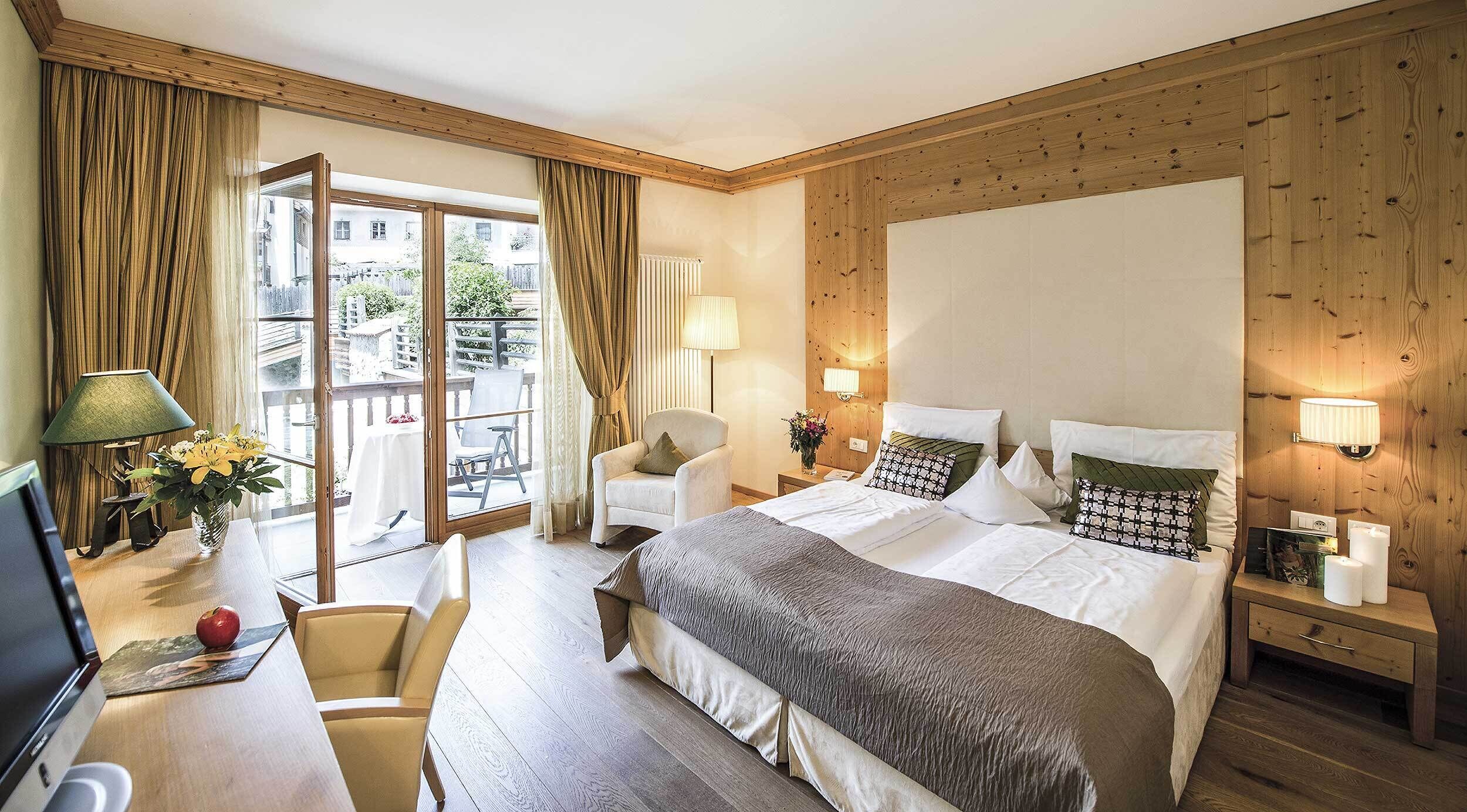 高级双人房 | 高档床上用品、迷你吧、客房内保险箱、遮光窗帘