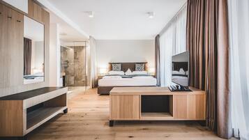 Suite estudio superior, 1 cama doble con sofá cama | Ropa de cama de alta calidad, minibar, caja fuerte y cortinas opacas