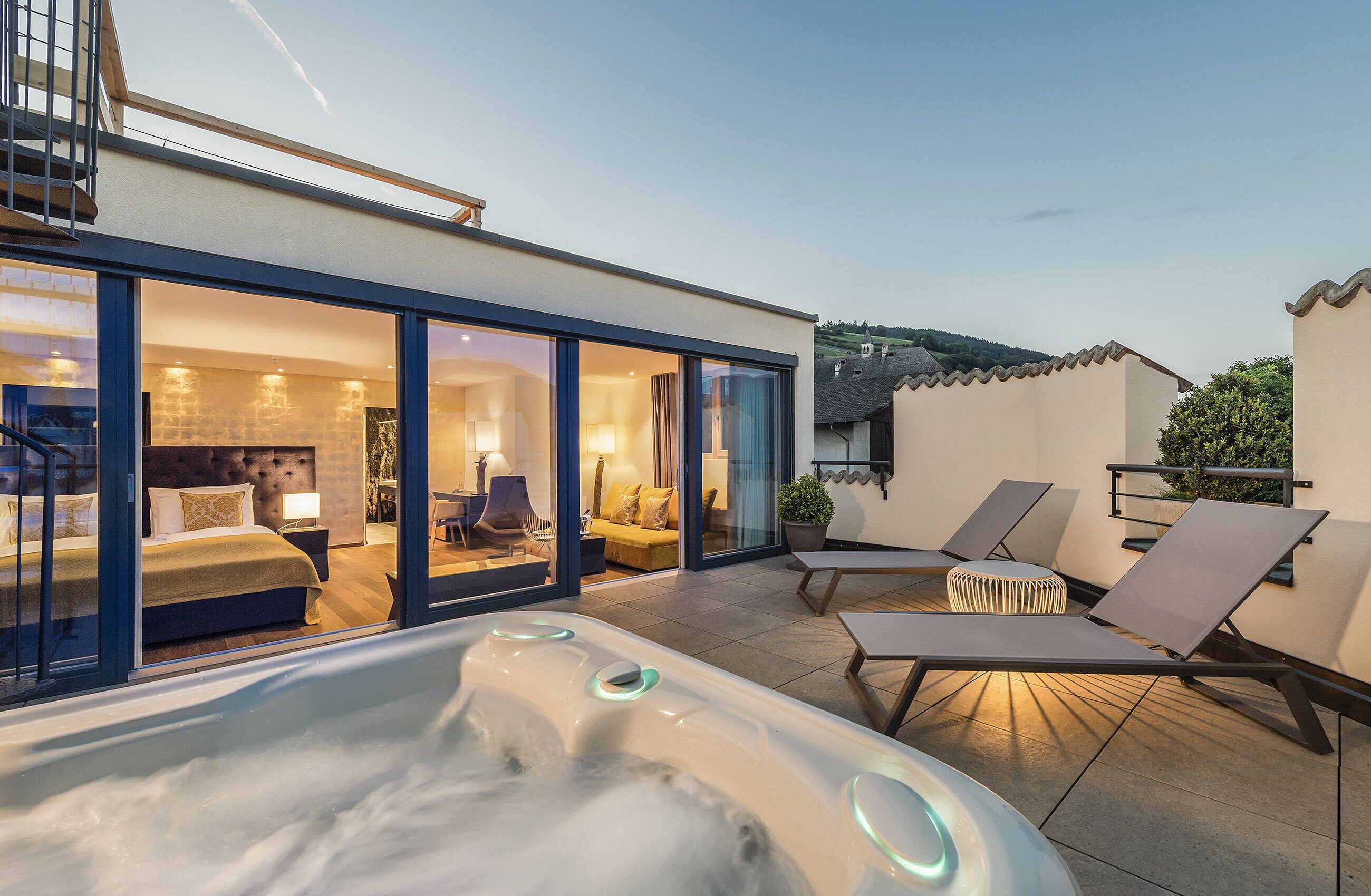 奢华开间套房, 1 间卧室, 按摩浴缸, 山腰 | 高档床上用品、迷你吧、客房内保险箱、遮光窗帘