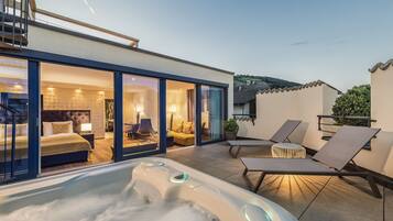 Luxury Studio Suite, 1 Bedroom, Jetted Tub, Mountainside | Premium bedding, minibar, in-room safe, blackout curtains