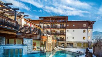 من حمّامات السباحة المغطاة، حمّام سباحة خارجي، مظلات على حمّام السباحة