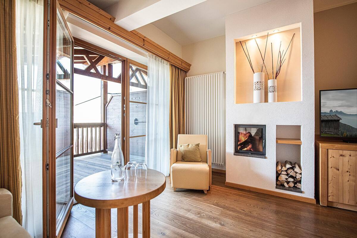 Suíte premium, várias camas | Área de estar | TV