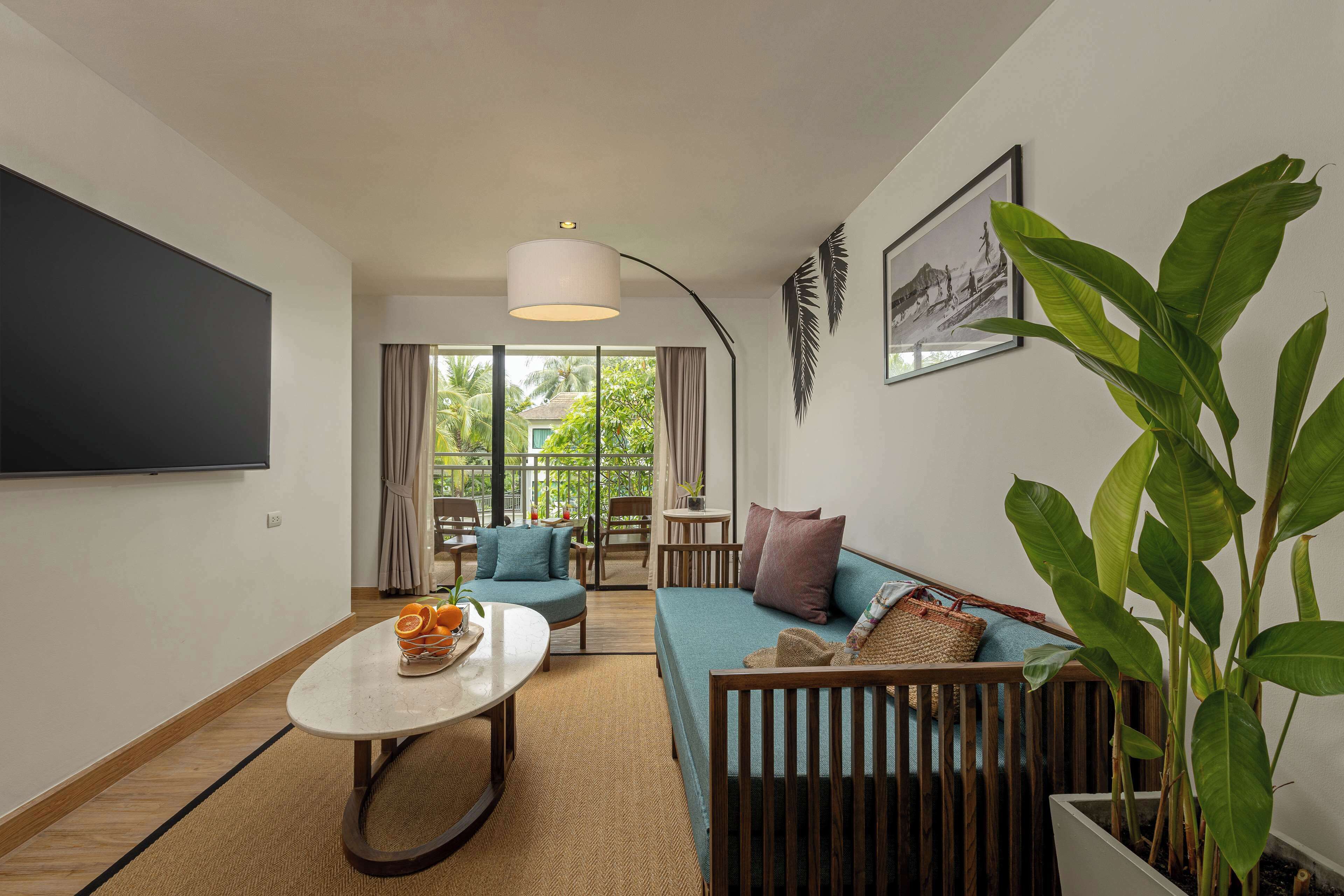 Ein modernes Wohnzimmer mit einer Couch, einem Couchtisch und einem Fernseher.