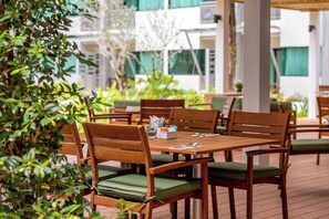 2 restoran; melayani sarapan, makan siang, dan makan malam
