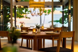 2 restaurants, breakfast, lunch, dinner served; international cuisine - OUTRIGGER Khao Lak Beach Resort (Takua Pa)