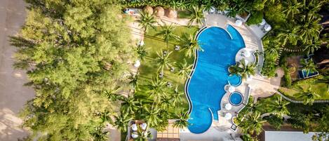 Außenpool, Sonnenschirme, Liegestühle