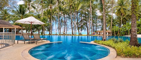 Ulkouima-allas, aurinkovarjoja, aurinkotuoleja