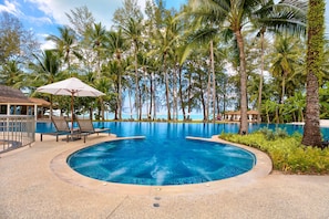Outdoor pool, pool umbrellas, sun loungers - OUTRIGGER Khao Lak Beach Resort (Takua Pa)