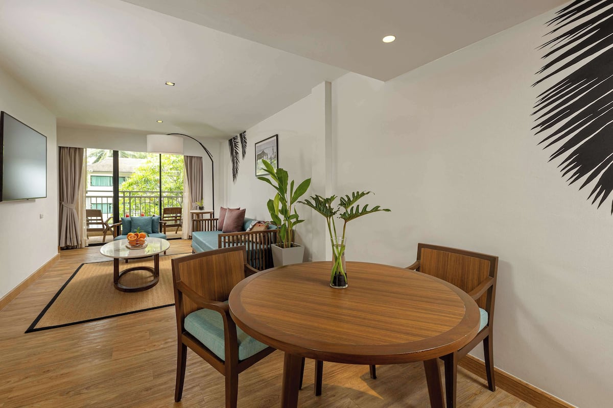 Deluxe Suite, 1 King Bed (Garden) | Room amenity