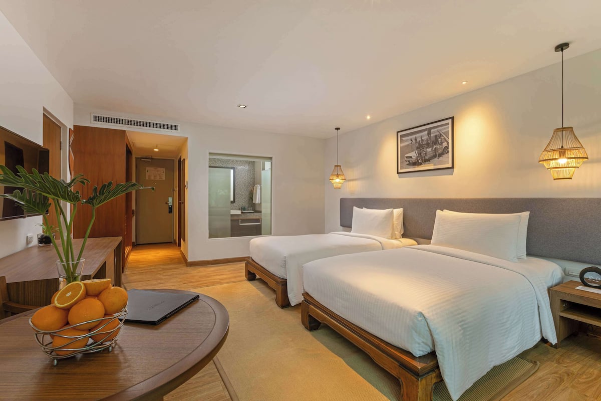 In-room safe, laptop workspace, blackout drapes, iron/ironing board