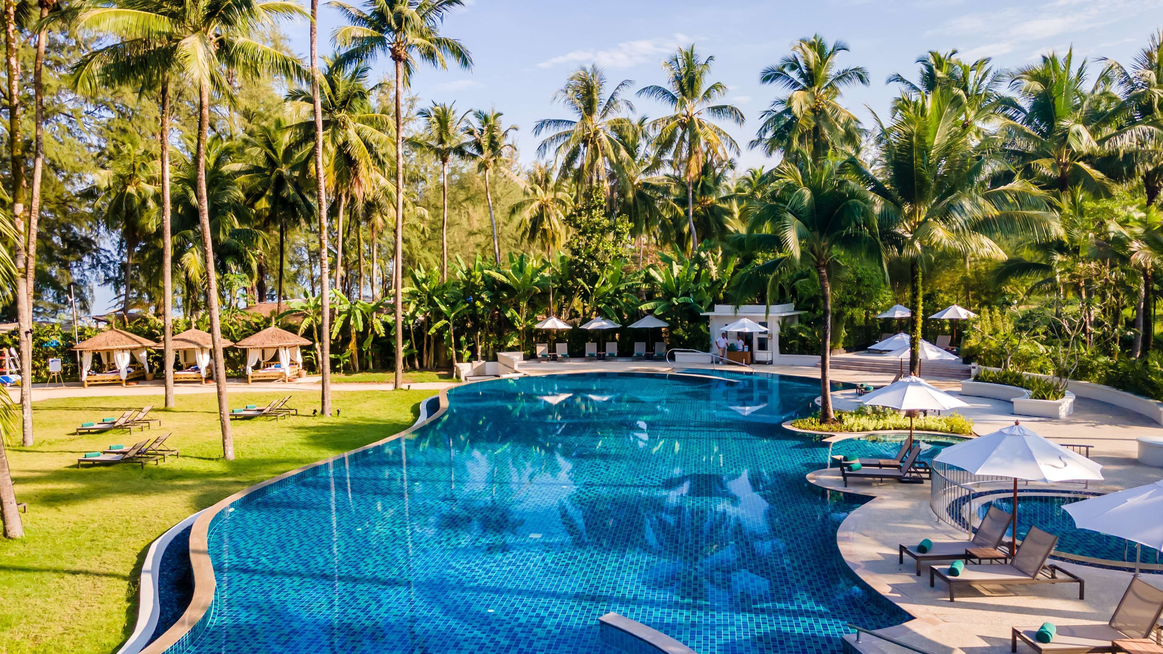 Kolam renang outdoor, dengan payung kolam renang dan kursi berjemur