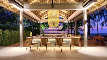 2 restaurantes; se sirven desayunos, almuerzos y cocina internacional