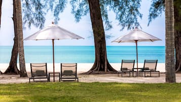 Plage, chaises longues, parasols, serviettes de plage