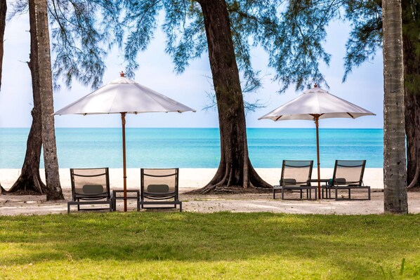 On the beach, sun-loungers, beach umbrellas, beach towels - OUTRIGGER Khao Lak Beach Resort (Takua Pa)