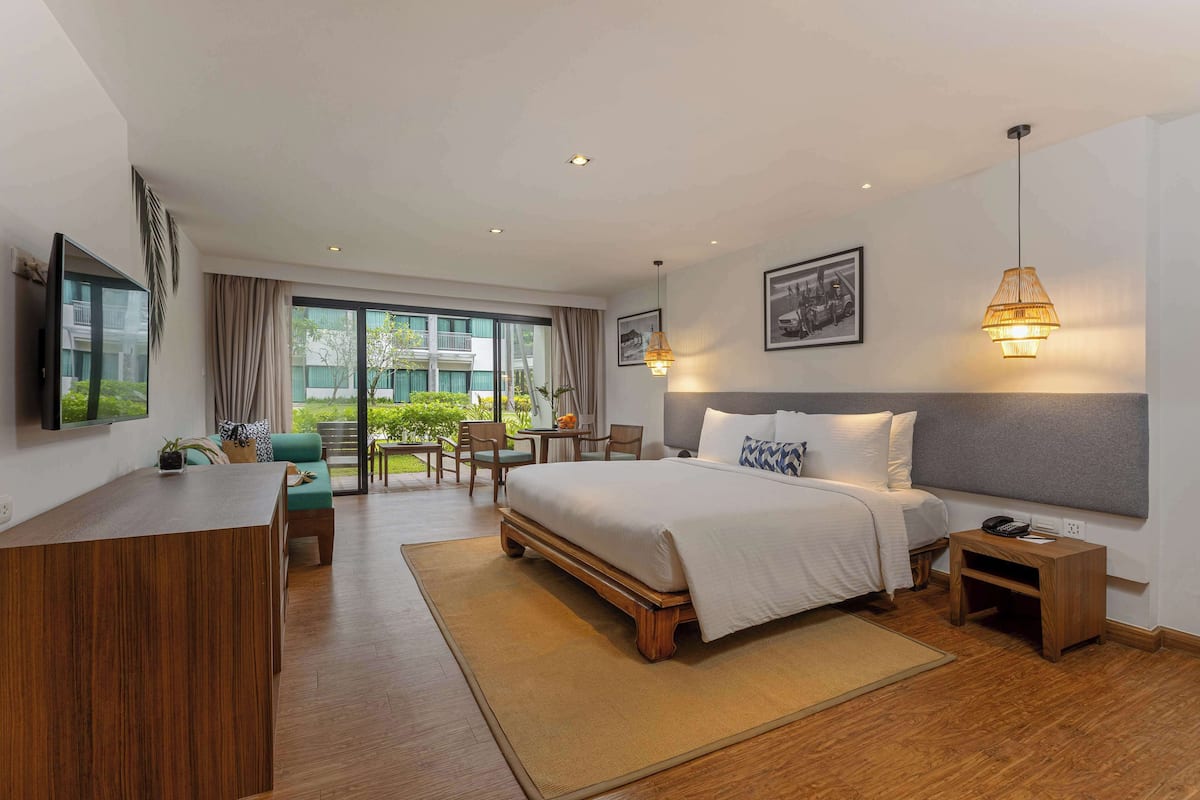 Premier Room, 1 King Bed with Sofa bed, Terrace (Garden) | In-room safe, laptop workspace, blackout drapes, iron/ironing board