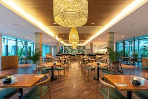 2 restaurantes; se sirve desayuno, almuerzo y cena; cocina internacional