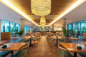 2 restaurants, breakfast, lunch, dinner served; international cuisine