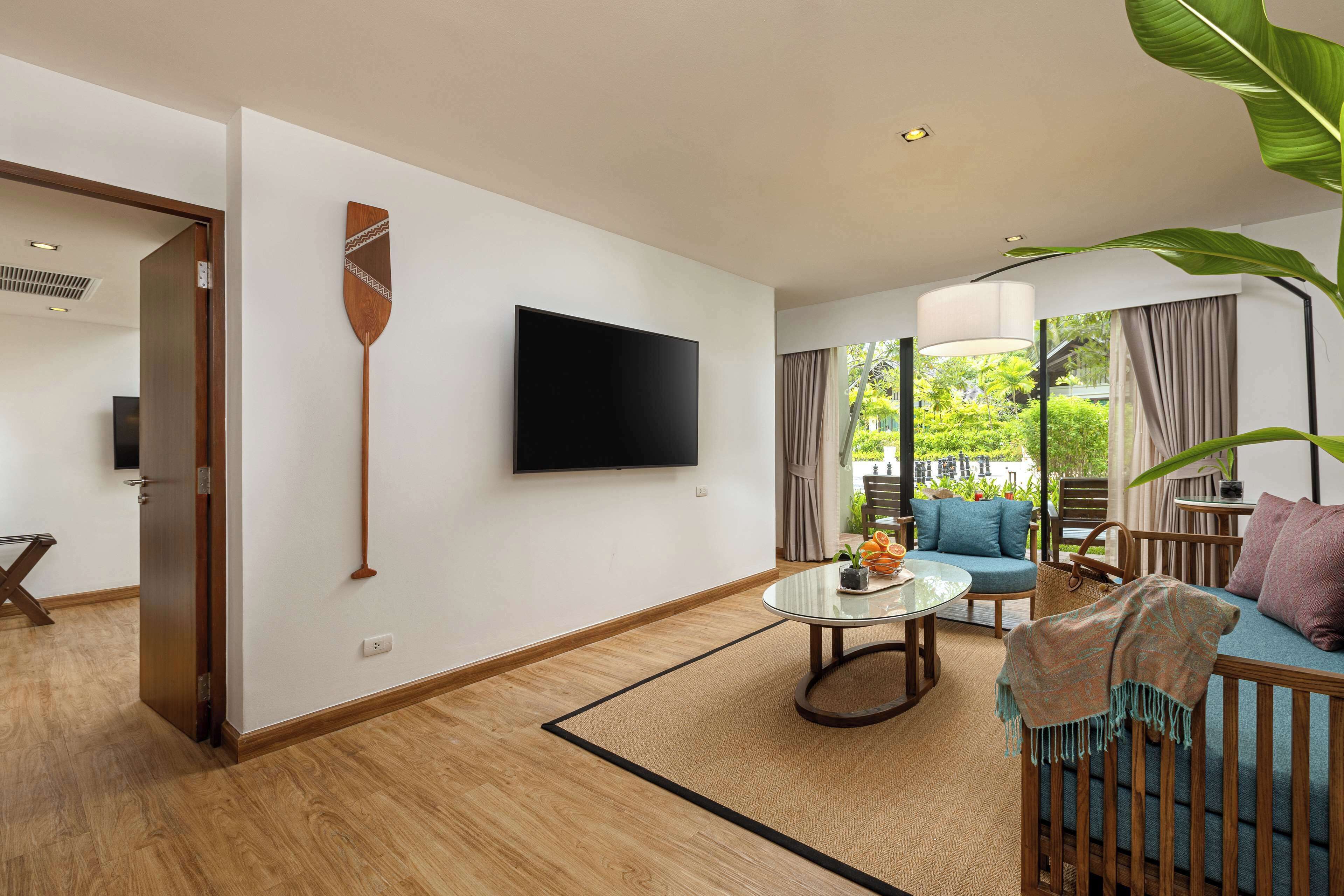 deluxe suite, 1 king bed (garden) | 1 bedroom, minibar, in-room safe, laptop workspace