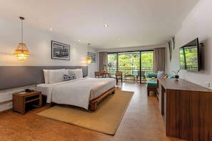 Habitación Premier, 1 cama King size y sofá cama, balcón (Garden) | Caja de seguridad en la habitación y espacio para trabajar con laptop