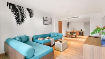 Premier Suite, 1 King Bed (Garden) | Living area