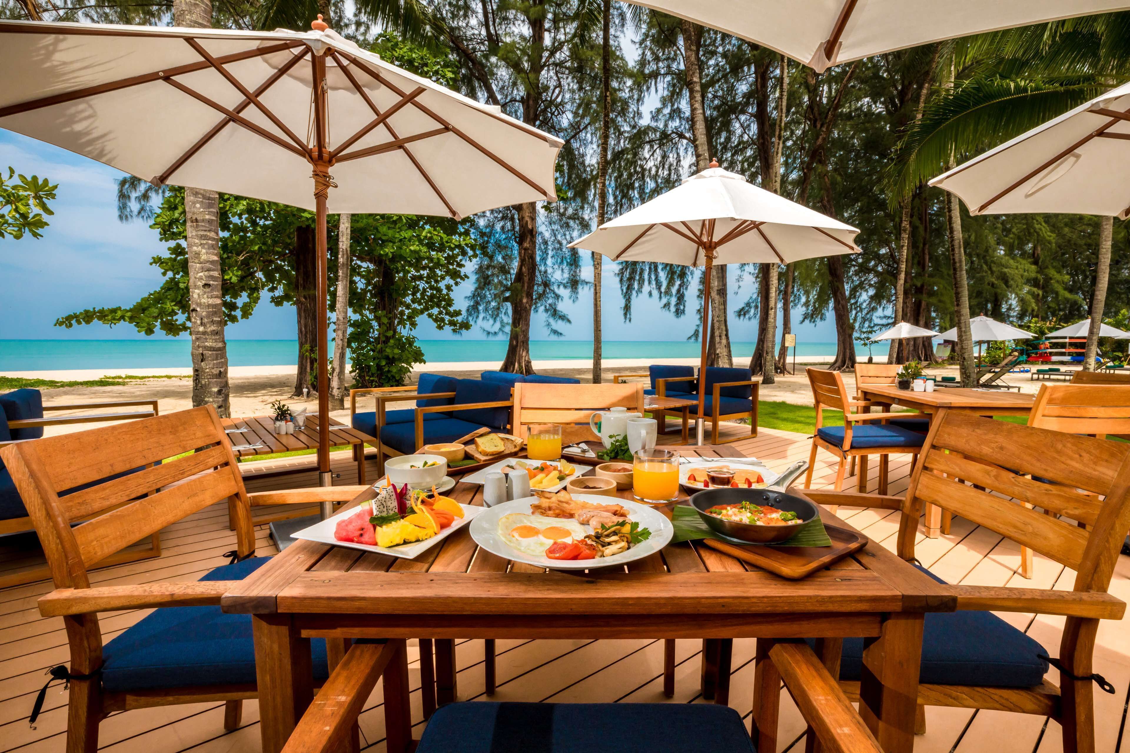 2 restaurants; breakfast, lunch, and dinner served