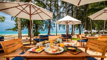 2 restaurants; breakfast, lunch, and dinner served