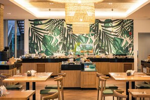 2 restoran; melayani sarapan, makan siang, dan makan malam