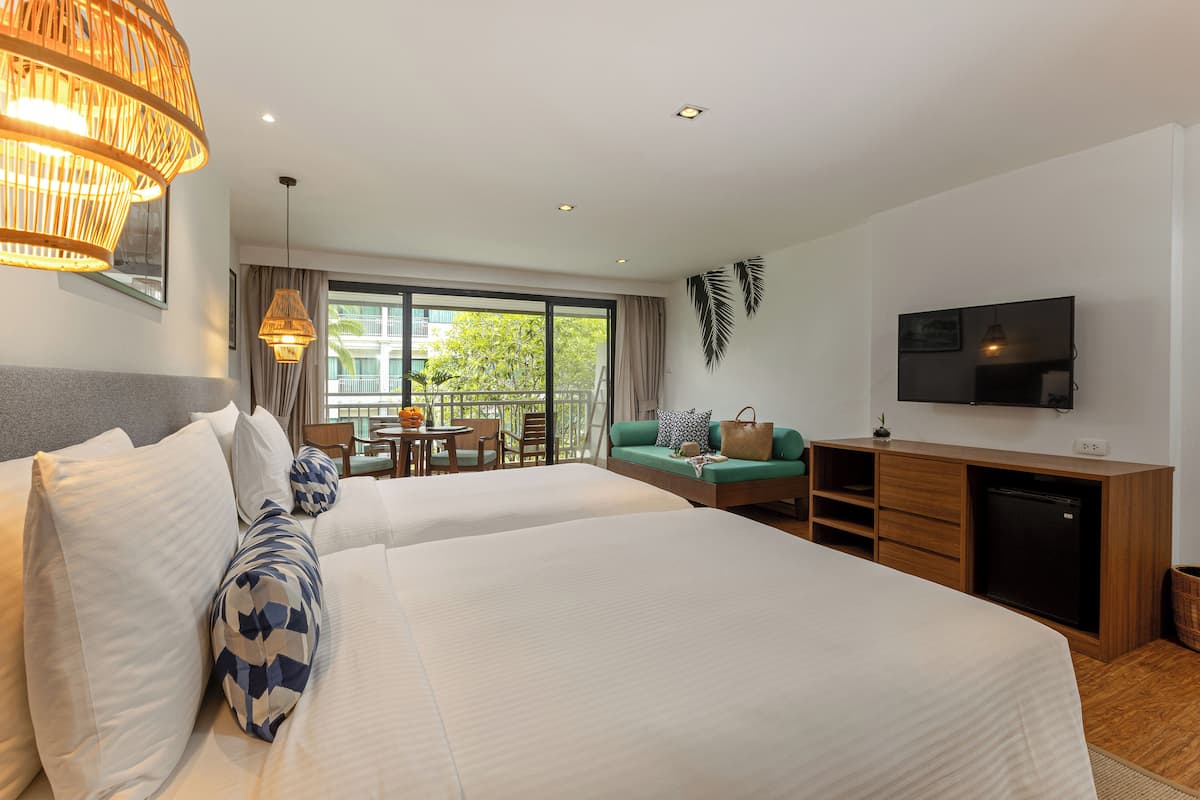 In-room safe, laptop workspace, blackout drapes, iron/ironing board