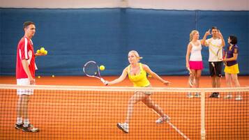 Ein Tennisplatz mit spielenden Personen.