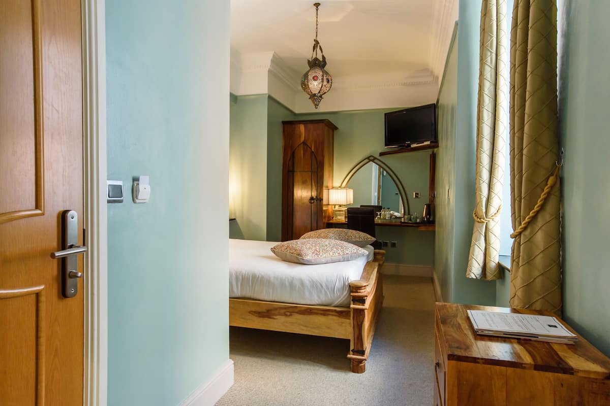 deluxe double room, 1 king bed (room 3) | premium bedding, in-room safe, desk, soundproofing