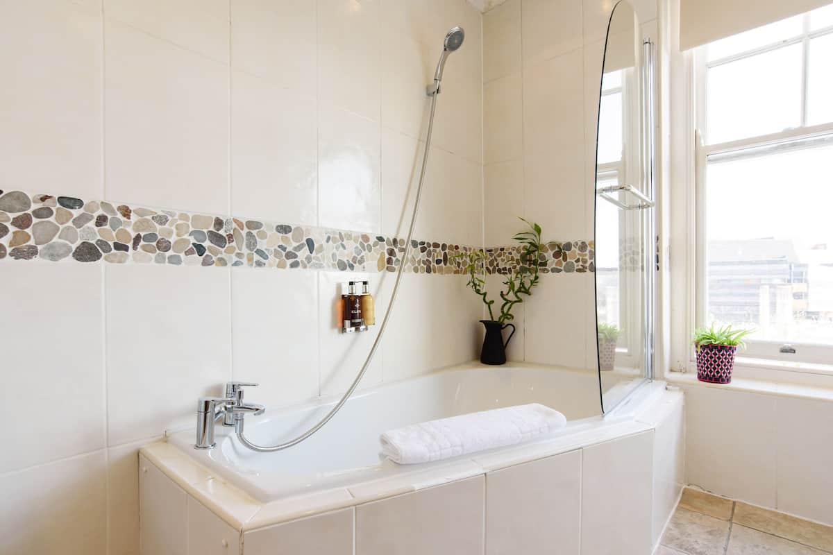 deluxe double or twin room (room 5) | bathroom | free toiletries, hair dryer, bidet, towels