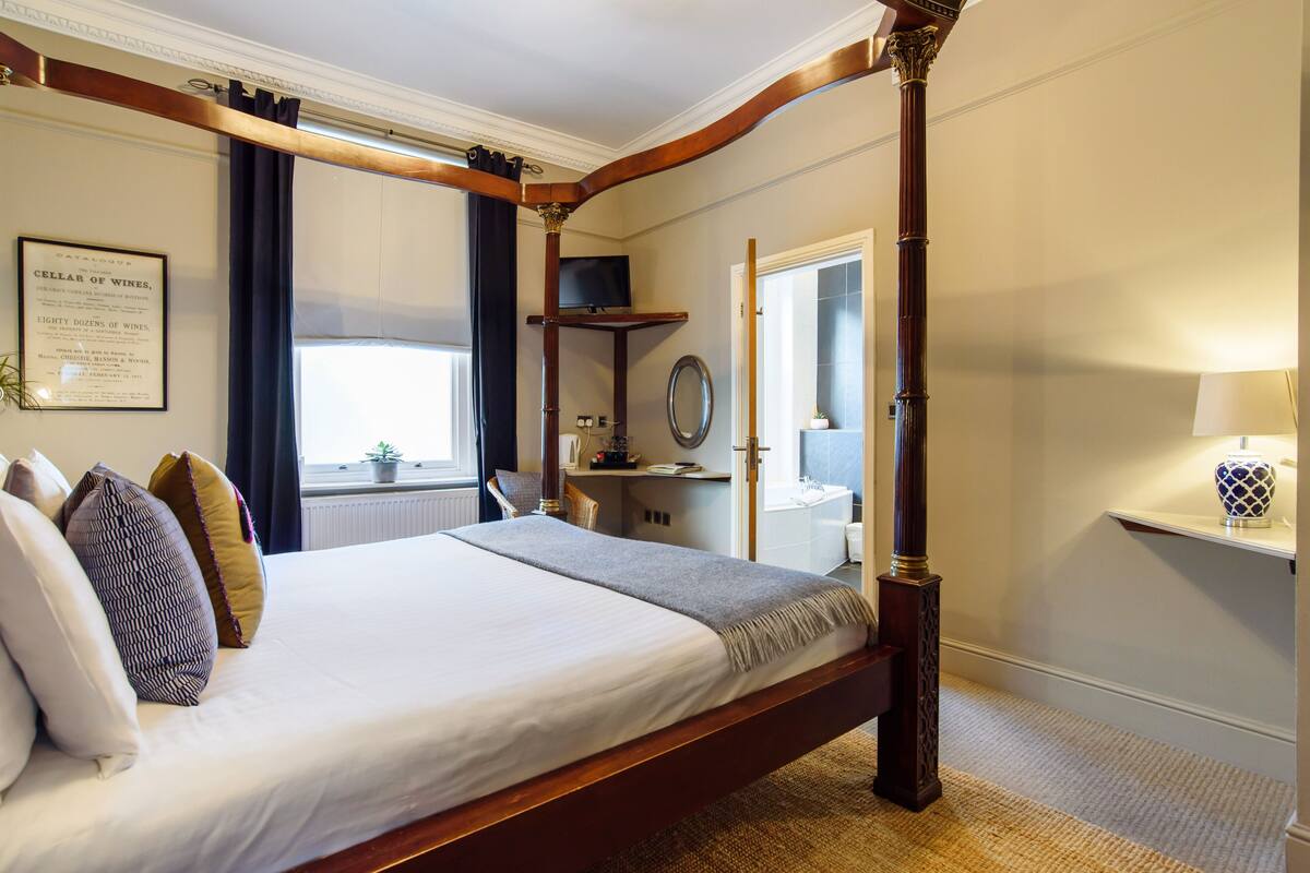 Deluxe Room, King Four Poster Bed, Walk-in Shower & Bath (Room 1) | Premium bedding, in-room safe, desk, soundproofing
