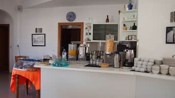 Desayuno buffet diario (EUR 7 por persona)