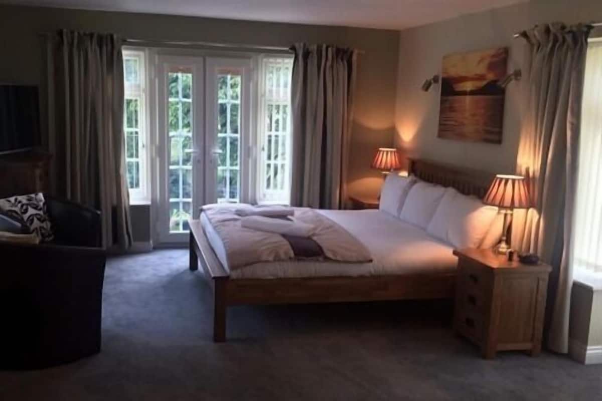 Suite (Oak Suite) | Iron/ironing board (on request), free WiFi, bed sheets